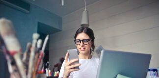 EUREKA 2022: va in scena a Pordenone la prima fiera della creatività VeneziaOrientale@news: ragazza impegnata in attività creative