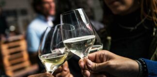 Santa Margherita conquista l’Oregon VeneziaOrientale@news: persone che brindano con un calice di vino in mano