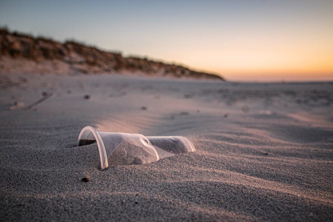 VeneziaOrientale@news: plastica sulla spiaggia