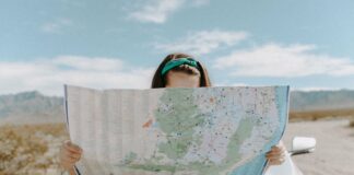 Caorle presenta il nuovo catalogo delle strutture ricettive Udine@news: una turista sfoglia una guida