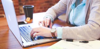 Entrare nel mondo del lavoro: corsi ed incontri gratuiti VeneziaOrientale@: ragazza al computer