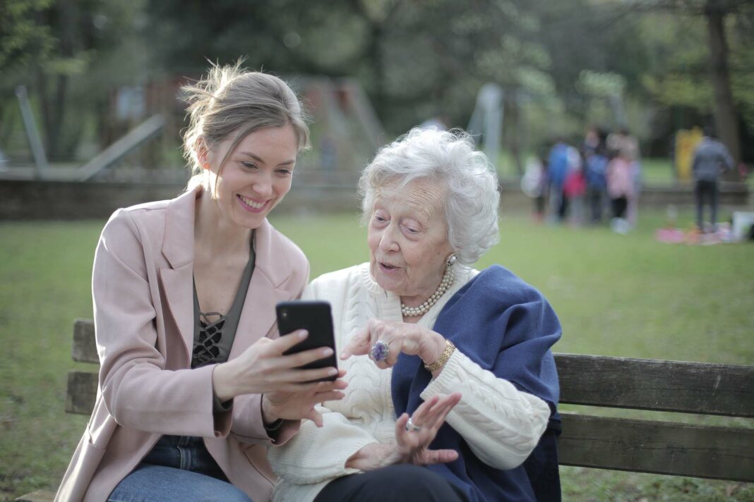 VeneziaOrientale@: anziana e giovane con telefono in mano