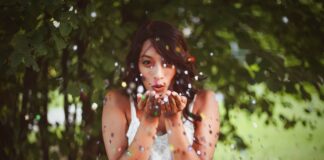 Il Carnevale è più green: start up tedesca lancia coriandoli di semi VeneziaOrientale@news: una ragazza lancia coriandoli