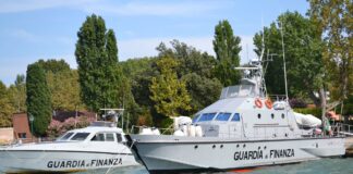 La Finanza sequestra souvenir falsi “made in Italy” per Venezia VeneziaOrientale@news: Barche della Guardia di Finanza