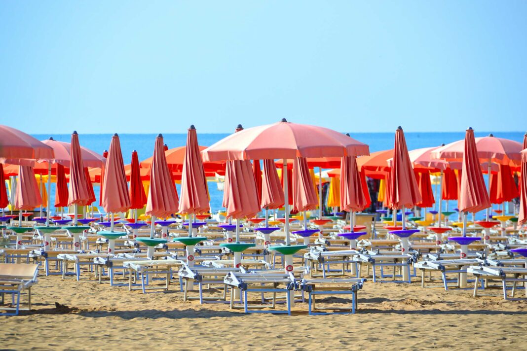 VeneziaOrientale@news: spiaggia con ombrelloni
