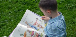 ‘Nati per Leggere’ a Portogruaro con ‘Il Gattolaio’ VeneziaOrientale@news: un bambino che legge un libro illustrato, Portogruaro, Il Gattolaio