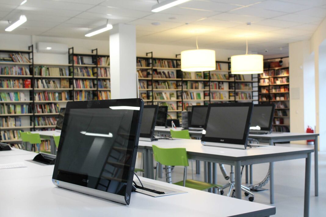 Veneziaorientale@news: una biblioteca con dei computer