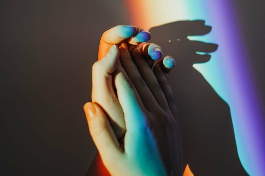 Veneziaorientale@news: mani intrecciate illuminati da luci colorate