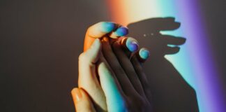 Giornata Mondiale delle Malattie Rare: si illumina anche il Veneto Orientale Veneziaorientale@news: mani intrecciate illuminati da luci colorate