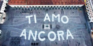 Gli Eugenio in Via di Gioia sono gli autori di Ti amo ancora VeneziaOrientale@news-Eugenio-in-Via-di-Gioia-flash-mob Ti- amo ancora terra