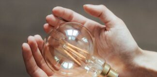 San Stino: misure urgenti per il contenimento dei consumi energetici VeneziaOrientale@news: due mani tengono una lampadina