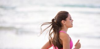 La #Caorle4women si tinge di rosa! VeneziaOrientale@news: una donna che corre