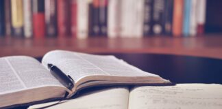 Concorsi: due posti di Istruttore Tecnico a Caorle e San Stino VeneziaOrientale@news: dei libri su un tavolo