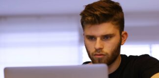 Formazione tecnica post diploma: nasce la rete regionale degli ITS VeneziaOrientale@news: uno studente al computer