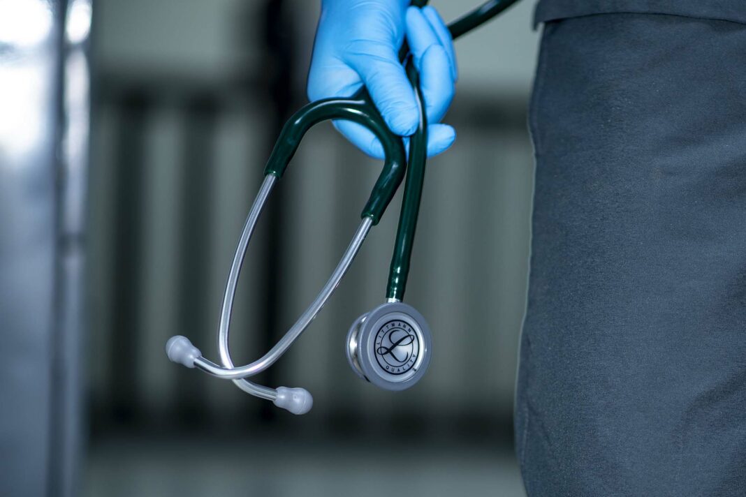 VeneziaOrientale@news: un medico tiene in mano uno stetoscopio