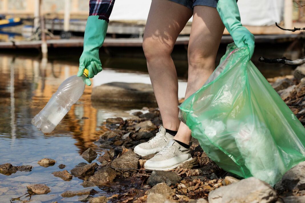 VeneziaOrientale@news: giovane che raccoglie rifiuti in spiaggia