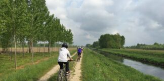 Attivato il Passobarca alla foce del Lemene VeneziaOrientale@news: ciclisti lungo un argine