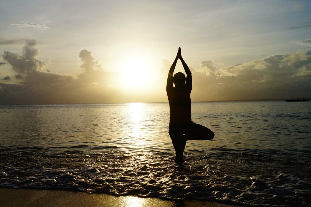 VeneziaOrientale@news: una donna pratica yoga sulla spiaggia