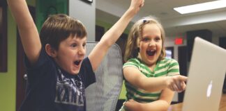 Il Veneto si aggiudica il premio nazionale per le competenze digitali VeneziaOrientale@news: bambini davanti al computer