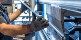 Regione Veneto: aiuto agli imprenditori per far fronte ai costi dell’energia VeneziaOrientale@news: un addetto in un'industria energivora