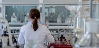 Covid, Veneto in prima linea sull’efficacia monoclonali VeneziaOrientale@news: chimico in laboratorio