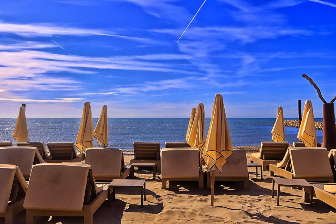 VeneziaOrientale@news: una spiaggia con ombrelloni