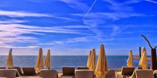 Turismo e spiagge venete: a Pasqua meglio del periodo pre covid VeneziaOrientale@news: una spiaggia con ombrelloni