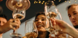 A Bibione arriva Septemberfest, la festa dell’uva e del vino VeneziaOrientale@news: amici che brindano