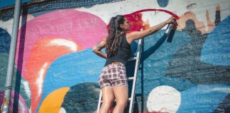 Caorle Sea Festival con 12 artisti di street art VeneziaOrientale@news: artista dipinge un murales