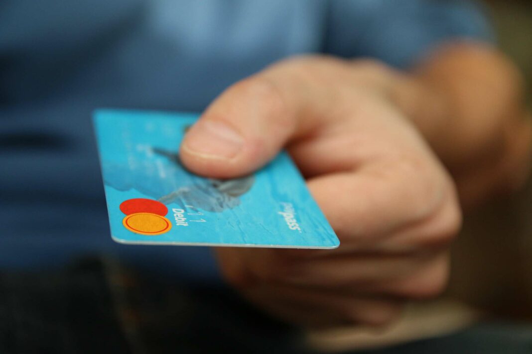 VeneziaOrientale@new: una persona porge una carta di credito