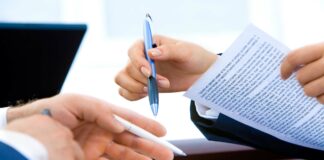 Previdenza complementare: primo bando regionale da 100.000 euro VeneziaOrientale@news-: due persone con un contratto in mano