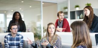 Corso di formazione per Amministratori di Sostegno VeneziaOrientale@news: persone che discutono