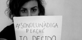 Donne senza figli: una scelta non ancora capita VeneziaOrientale@news: donna con un cartello in mano