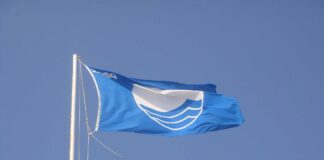 A Caorle sventola la diciassettesima bandiera blu VeneziaOrientale@news: bandiera blu che sventola