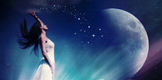 A Caorle due esclusive anteprime in attesa de “La Luna nel Pozzo” VeneziaOrientale@news: una ragazza guarda la luna