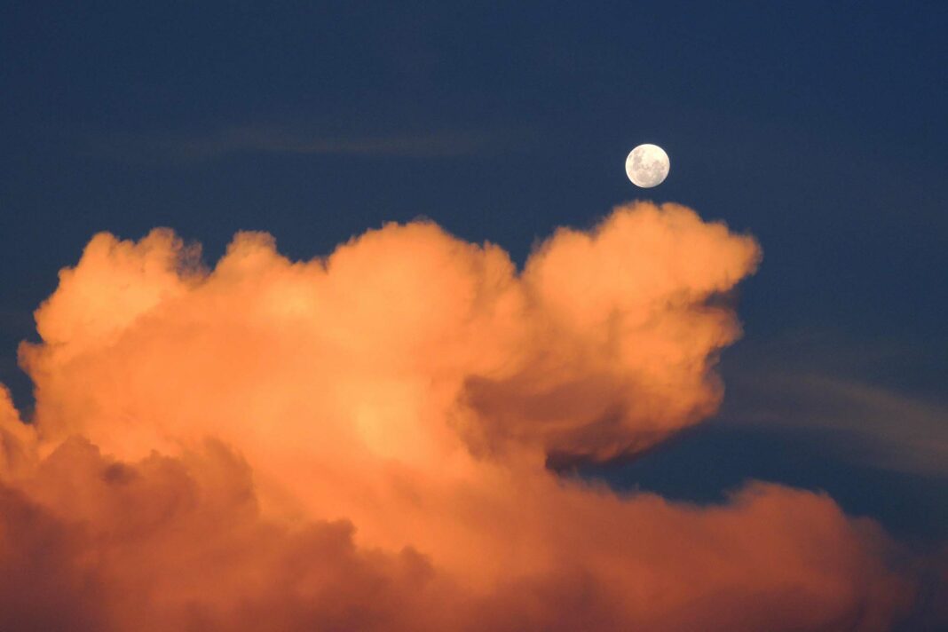 VeneziaOrientale@news: luna e nuvole in cielo