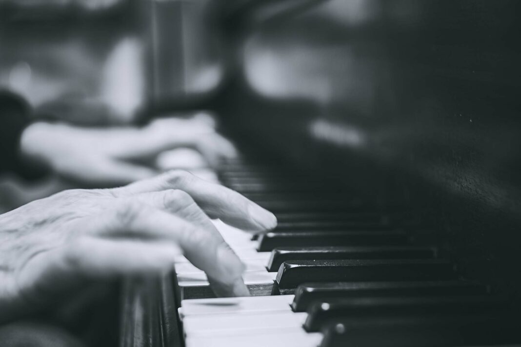VeneziaOrientale@news: mani su un pianoforte