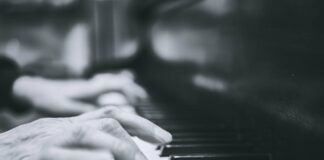 Street Piano Festival a Caorle VeneziaOrientale@news: mani su un pianoforte