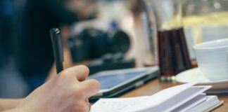 Pordenonescrive: arrivano i corsi di scrittura Junior e Young VeneziaOrientale@news: ragazzo che scrive