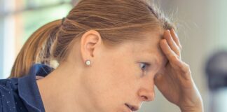 Condizioni di lavoro e psiche: lo studio condotto da UNITS VeneziaOrientale@news: una donna visibilmente infastidita