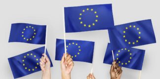 Valori che generano valore: il progetto europeo Include_EU a San Stino di Livenza VeneziaOrientale@news: persone sventolano una bandierina europea