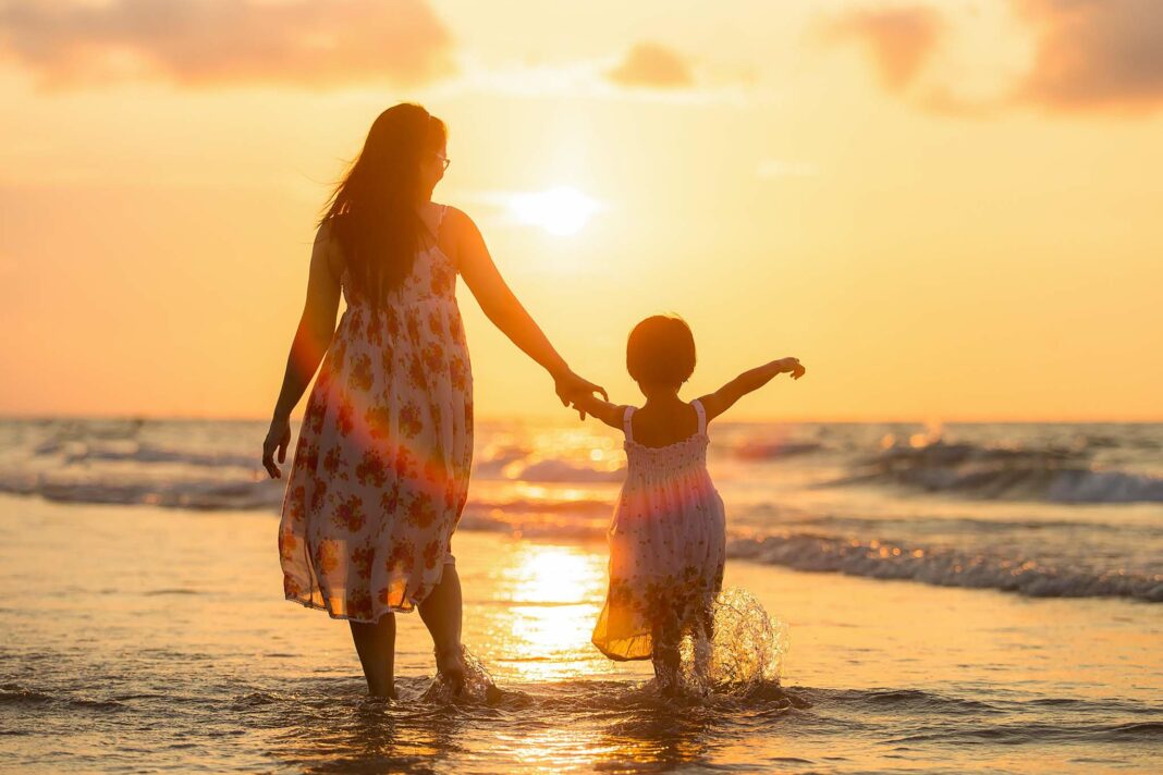 VeneziaOrientale@news: madre e figlia sulla spiaggia al tramonto