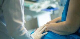 Carenza Operatori Socio Sanitari (OSS): arrivano i nuovi corsi VeneziaOrientale@new: un Operatore Socio Sanitario (OSS) al lavoro