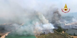 Incendio a Bibione, quaranta ettari a fuoco. Otto escursionisti in salvo