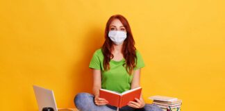 Scuola: nuove indicazioni operative per la prevenzione Covid VeneziaOrientale@news: una ragazza a scuola con la mascherina