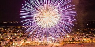 Bibione dà il benvenuto all’estate con uno spettacolo di fuochi d’artificio Veneziaorientale@news: fuochi artificiali a Bibione