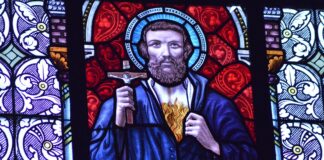 Attentato in Mozambico, salvo il missionario di Portogruaro veneziaOrientale@news: vetrata di una chiesa