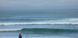 Pesca sportiva: a Bibione i campionati italiani di surfcasting veneziaOrientale@ne: un pescatore sulla spiaggia