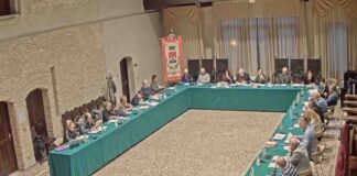 Il sindaco Favero resta al suo posto: la maggioranza approva gli equilibri di bilancio Veneziaorientale.news Consiglio comunale Portogruaro