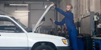 Dalla Regione Veneto contributi per la rottamazione auto VeneziaOrientale@news: un meccanico d'auto